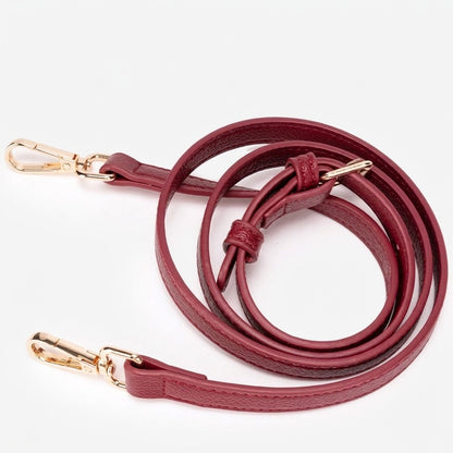 Bolso de mano tipo clutch de cuero vegano ecológico con textura granulada pulida y charm de oso de peluche  