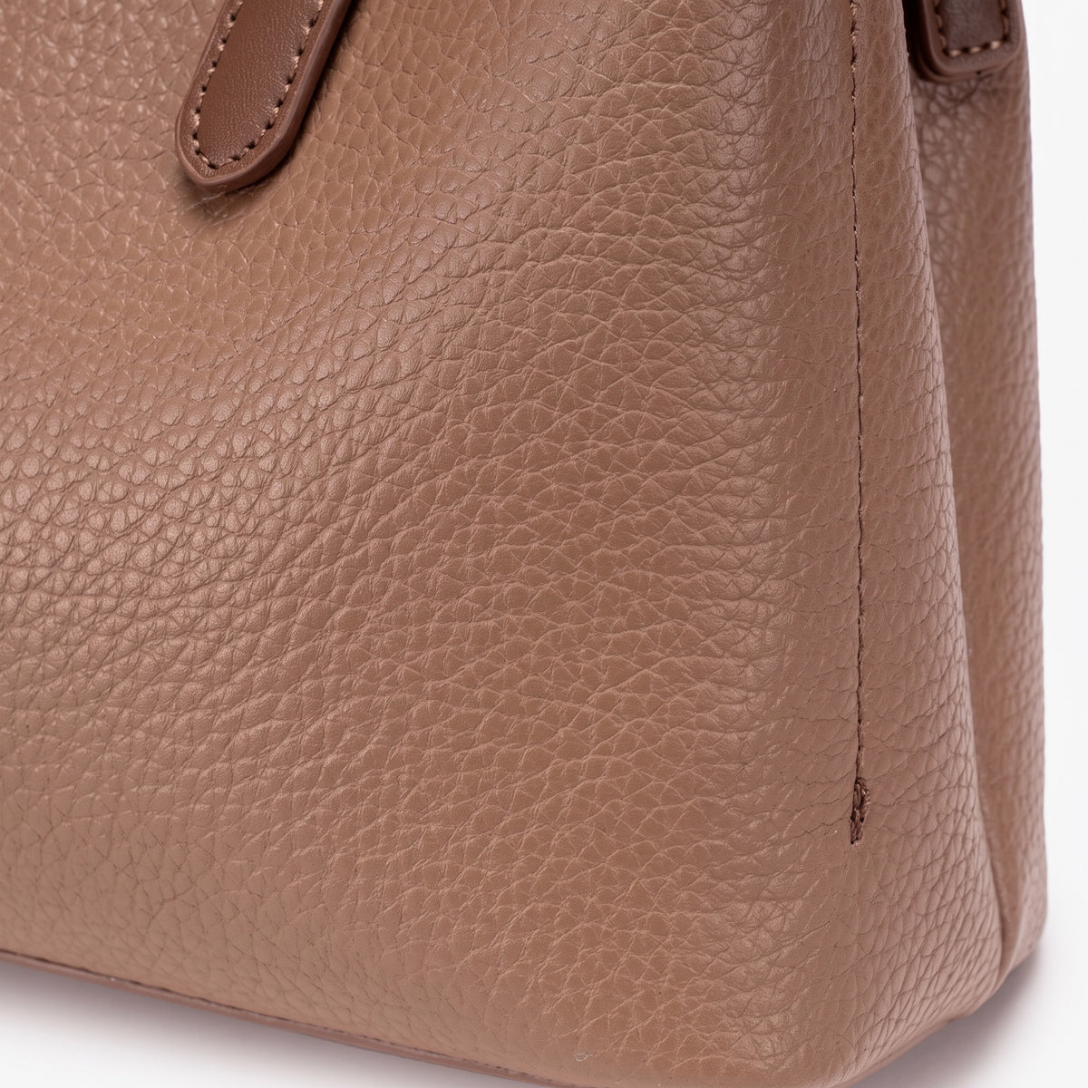 Pochette elegante marrone a tracolla in ecopelle vegana martellata