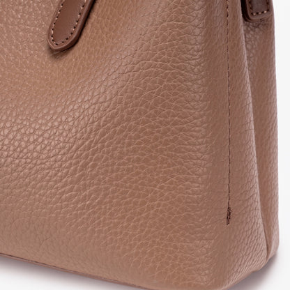 Pochette elegante marrone a tracolla in ecopelle vegana martellata