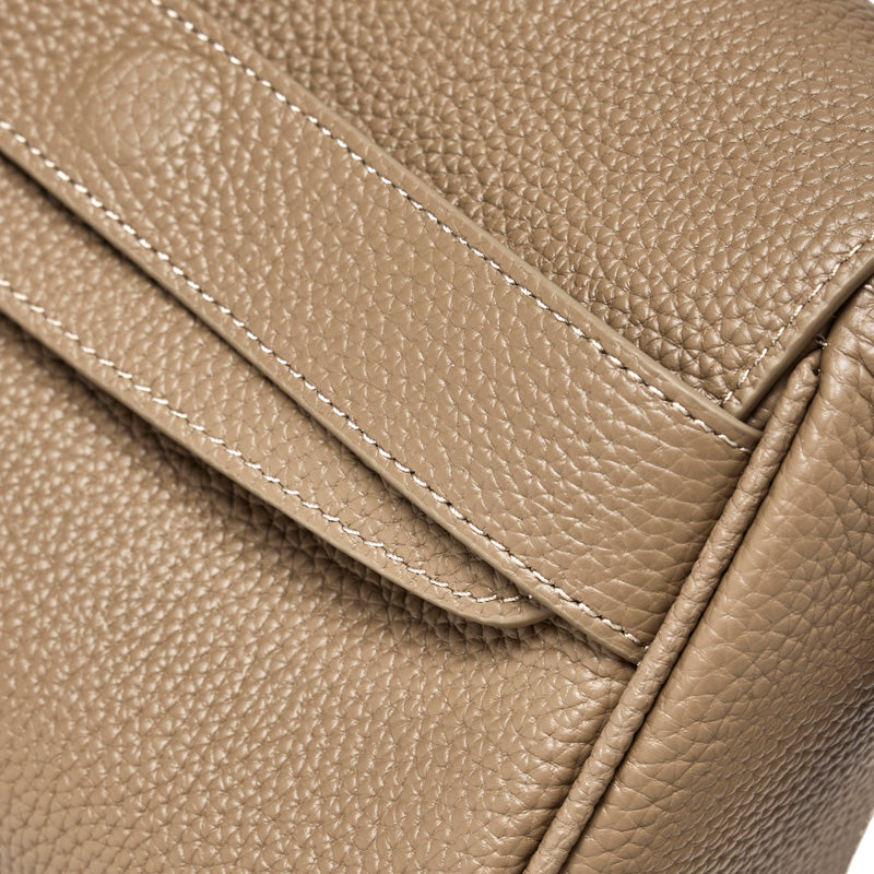 Borsa a tracolla con patta in vera pelle effetto litchi e tracolla regolabile