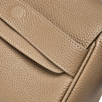 Borsa a tracolla con patta in vera pelle effetto litchi e tracolla regolabile