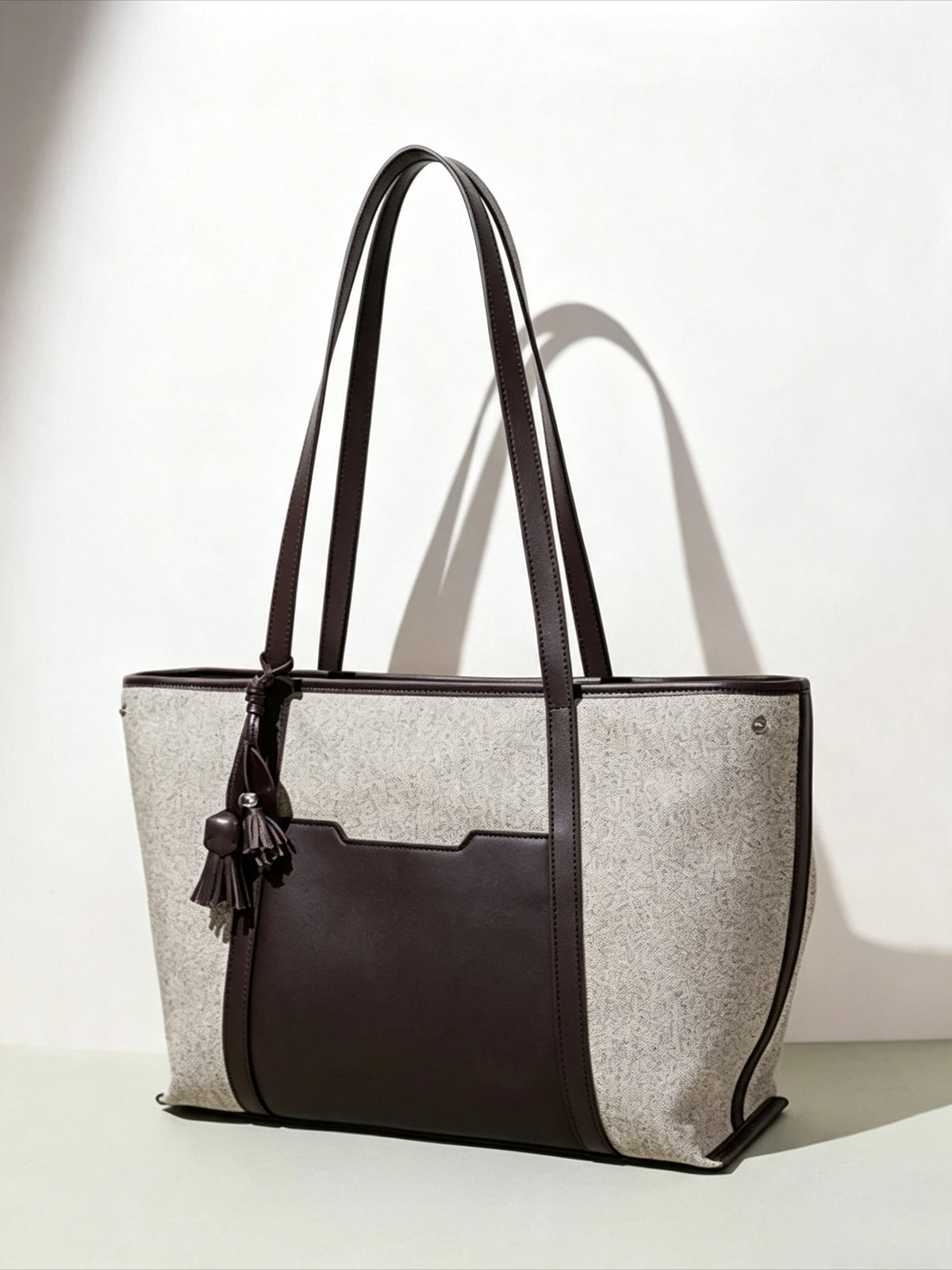 Borsa pochette tote capiente in tela, dal design minimalista