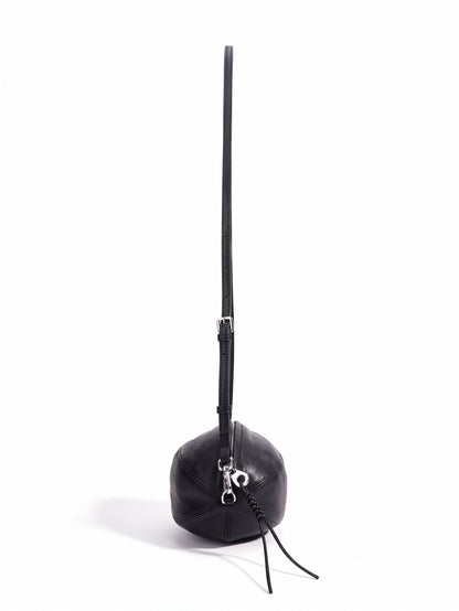 Moderne, geschmeidige ovale Rugby-Clutch aus echtem Lammleder