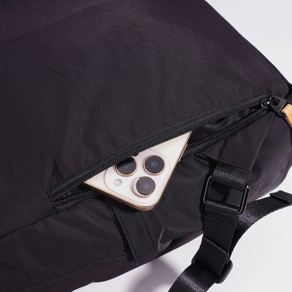 Minimalistischer geräumiger Nylon-Rucksack mit Reißverschluss