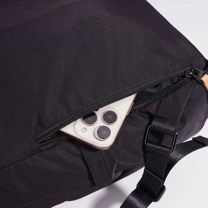 Minimalistischer geräumiger Nylon-Rucksack mit Reißverschluss