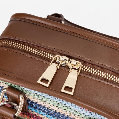 Borsa clutch Boston vivace a righe arcobaleno in ecopelle vegana con simpatico charm a forma di bassotto