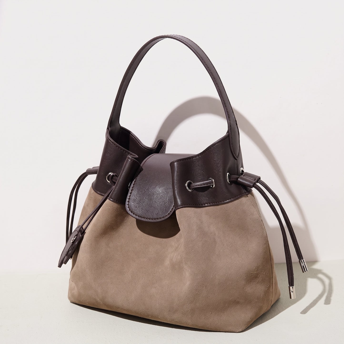 Sac seau chic en cuir suédé avec cordon de serrage et breloque cheval