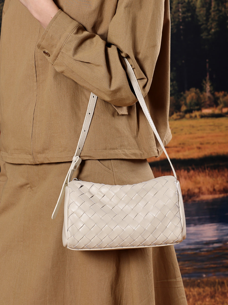 Minimalistische Baguette-Clutch aus gewebtem echtem Schafsleder  