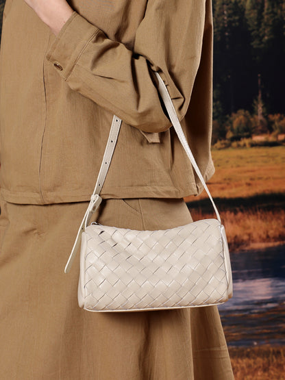 Minimalistische Baguette-Clutch aus gewebtem echtem Schafsleder  