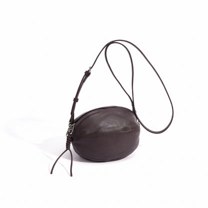 Moderne, geschmeidige ovale Rugby-Clutch aus echtem Lammleder