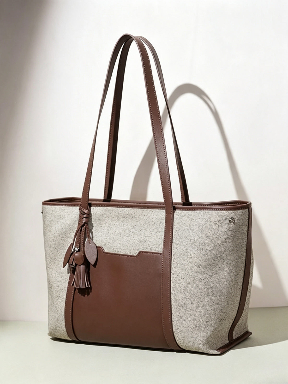 Borsa pochette tote capiente in tela, dal design minimalista