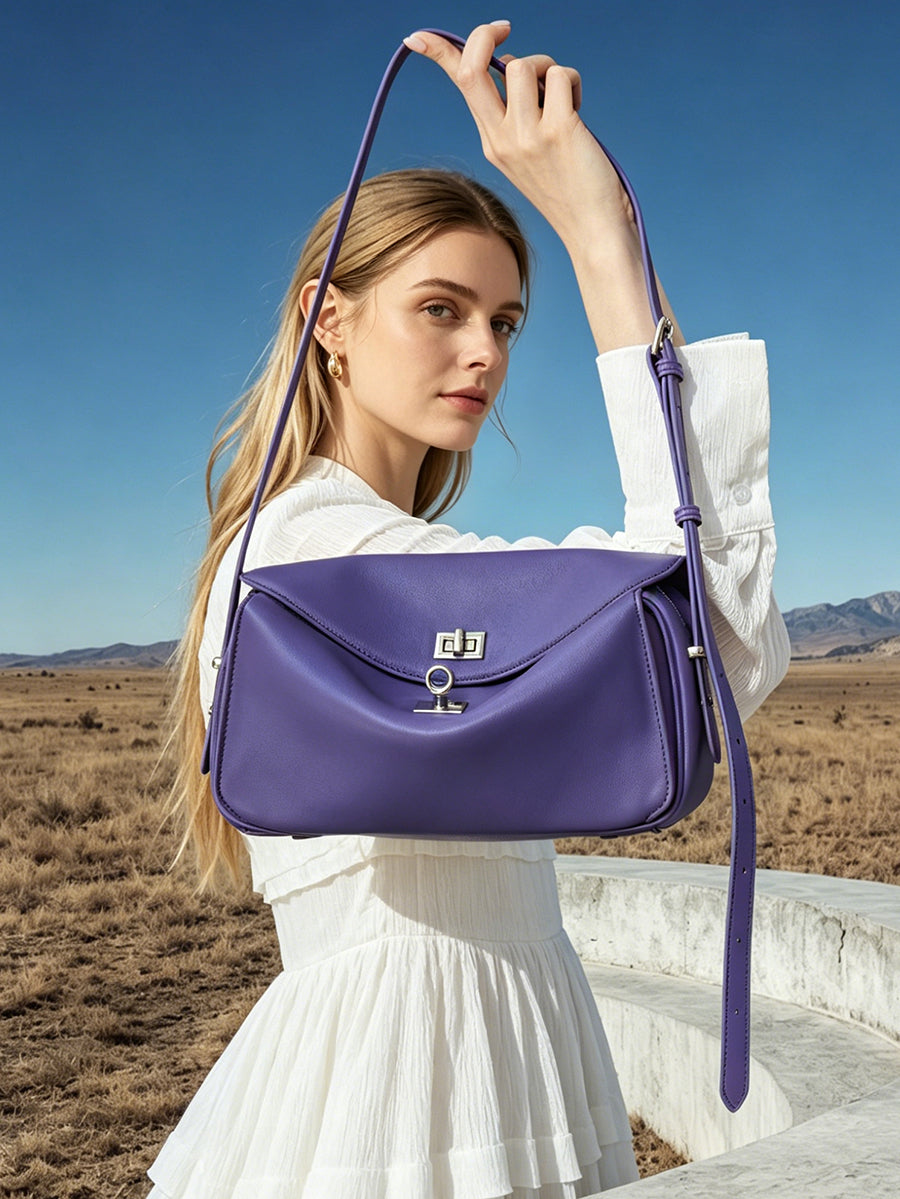 Borsa pochette a busta con patta, in vera pelle opaca e setosa