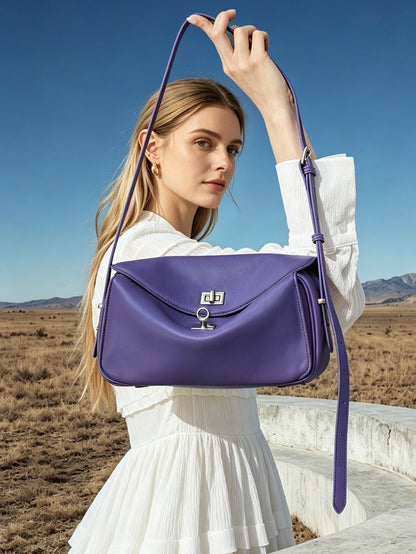 Borsa pochette a busta con patta, in vera pelle opaca e setosa