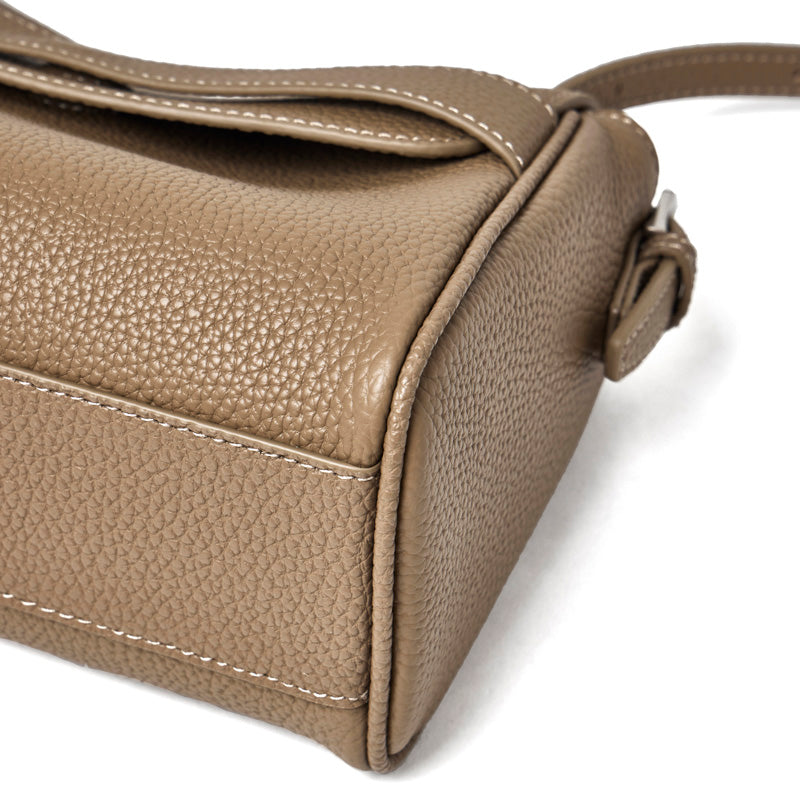 Borsa a tracolla con patta in vera pelle effetto litchi e tracolla regolabile
