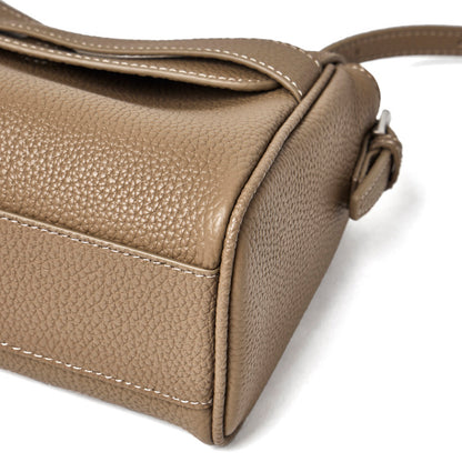Borsa a tracolla con patta in vera pelle effetto litchi e tracolla regolabile