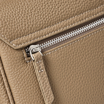 Borsa a tracolla con patta in vera pelle effetto litchi e tracolla regolabile