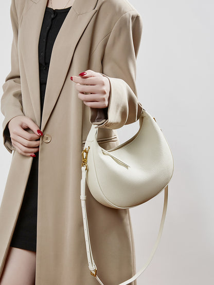 Borsa minimalista a spalla e tracolla a mezzaluna in vera pelle martellata