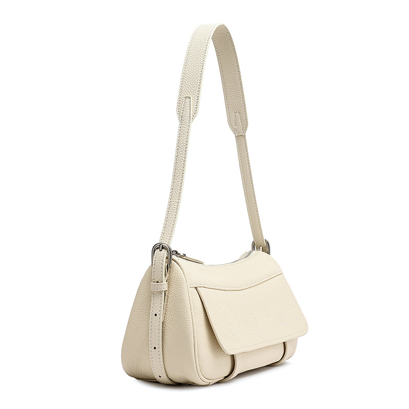 Borsa pochette baguette a patta in vera pelle martellata, dai toni delicati