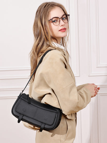 Borsa pochette baguette a patta in vera pelle martellata, dai toni delicati