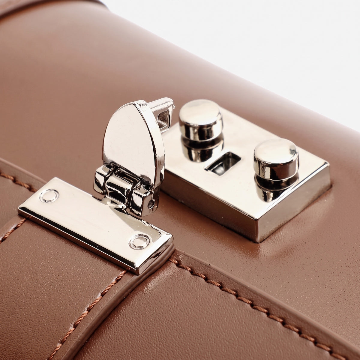 Bolso de mano tipo clutch cilíndrico de cuero genuino con estilo chic  
