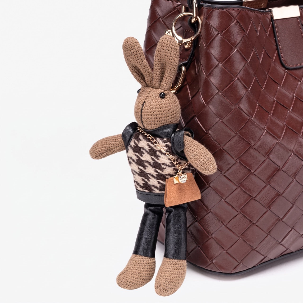 Sac pochette seau tressé rétro en cuir écologique végan avec charme lapin en peluche