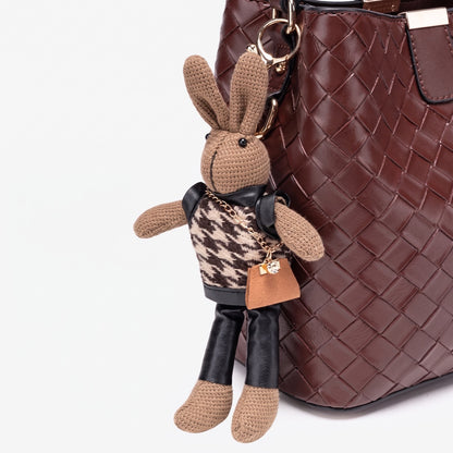 Sac pochette seau tressé rétro en cuir écologique végan avec charme lapin en peluche