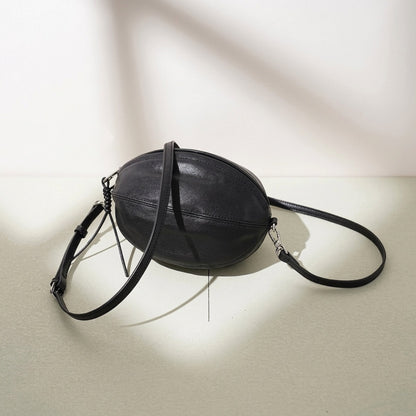 Moderne, geschmeidige ovale Rugby-Clutch aus echtem Lammleder