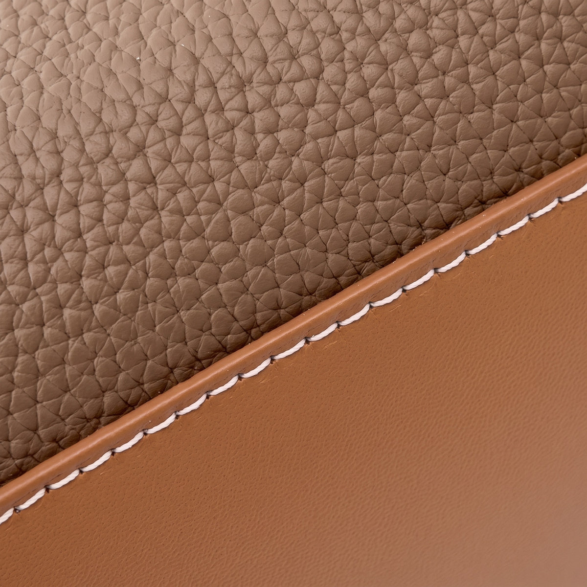 Borsa a tracolla strutturata con manico superiore in pelle minimalista di lusso da donna