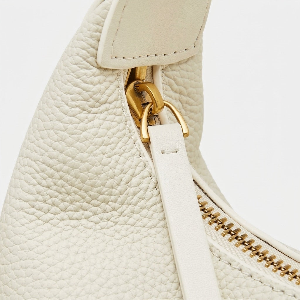 Borsa minimalista a spalla e tracolla a mezzaluna in vera pelle martellata