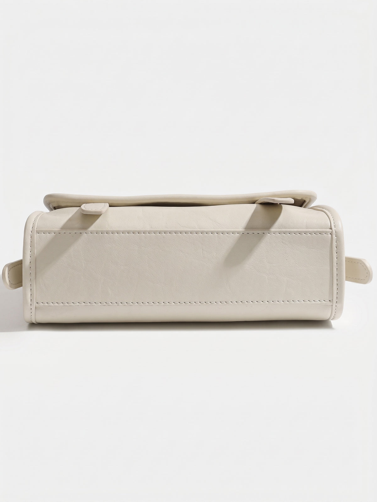 Borsa a spalla e tracolla minimalista in vera pelle testurizzata con patta