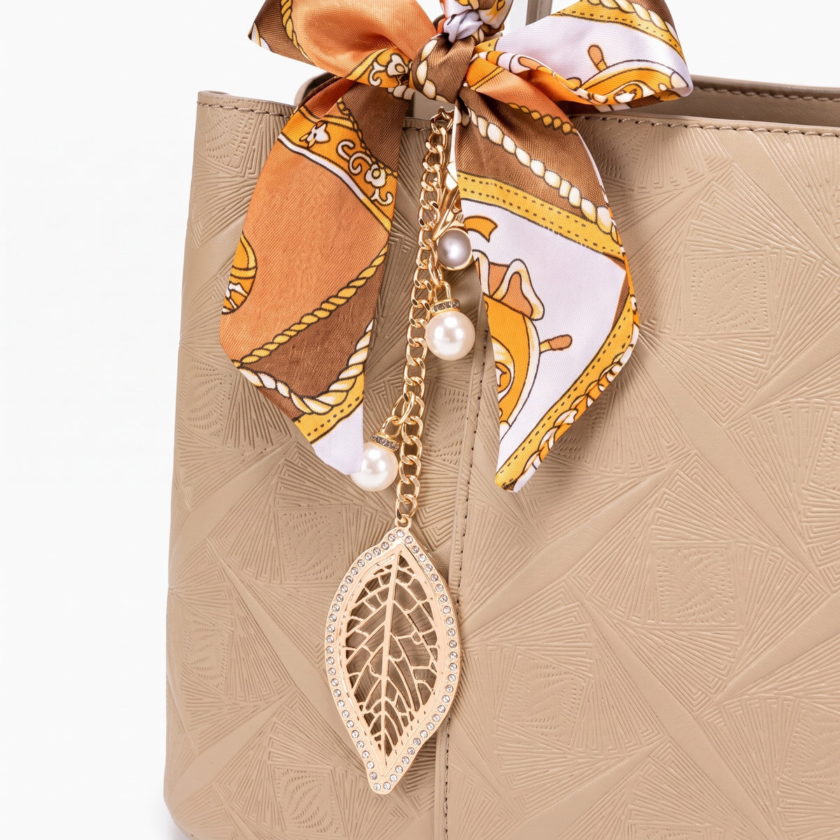 Sac pochette intemporel en cuir écologique végan avec breloque foulard en soie