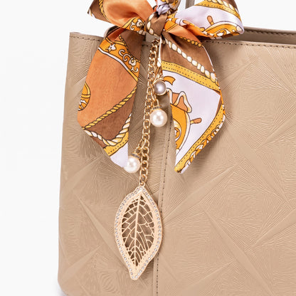 Sac pochette intemporel en cuir écologique végan avec breloque foulard en soie