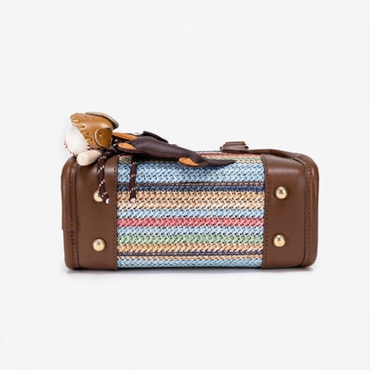 Borsa clutch Boston vivace a righe arcobaleno in ecopelle vegana con simpatico charm a forma di bassotto