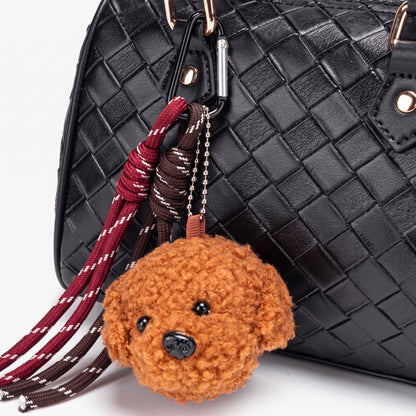 Borsa pochette Boston raffinata intrecciata in ecopelle vegana, con giocoso charm a orsacchiotto