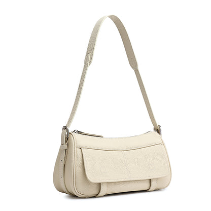 Borsa pochette baguette a patta in vera pelle martellata, dai toni delicati