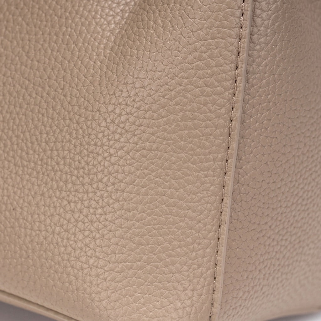 Sac seau en cuir écologique végan à texture grainée douce avec breloque chiot duveteux