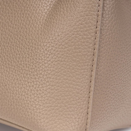 Sac seau en cuir écologique végan à texture grainée douce avec breloque chiot duveteux