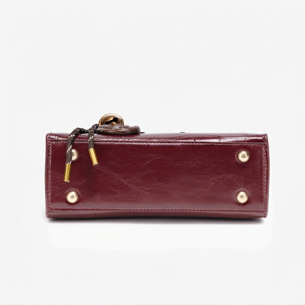 Borsa pochette raffinata in ecopelle vegana lucida con stampa effetto coccodrillo, con charm chic