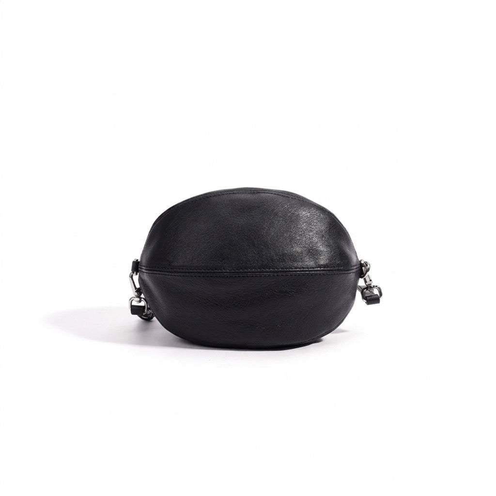 Moderne, geschmeidige ovale Rugby-Clutch aus echtem Lammleder