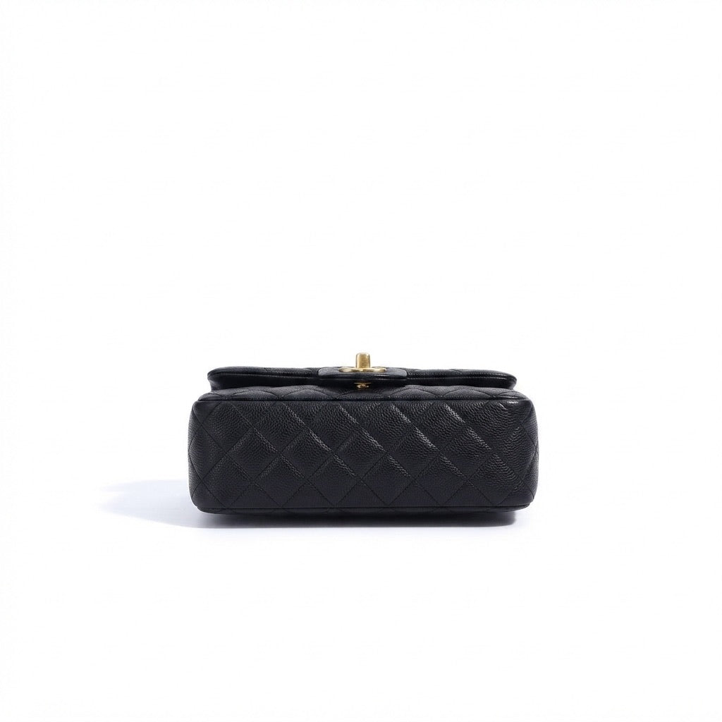 Borsa pochette raffinata con patta trapuntata in vera pelle di montone