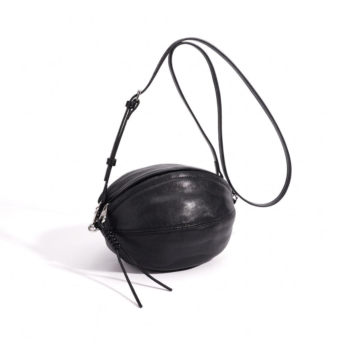 Moderne, geschmeidige ovale Rugby-Clutch aus echtem Lammleder