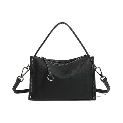 Pochette minimalista a tracolla in vera pelle martellata dalle linee essenziali