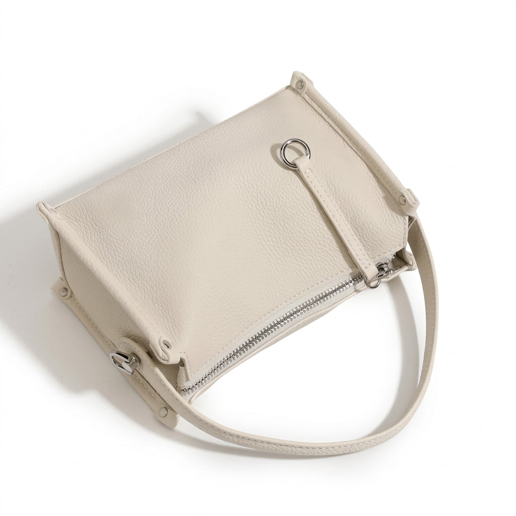 Pochette minimalista a tracolla in vera pelle martellata dalle linee essenziali