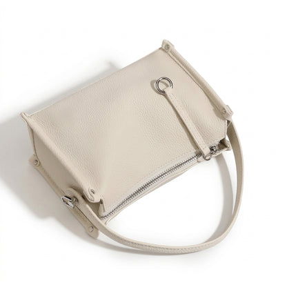 Pochette minimalista a tracolla in vera pelle martellata dalle linee essenziali