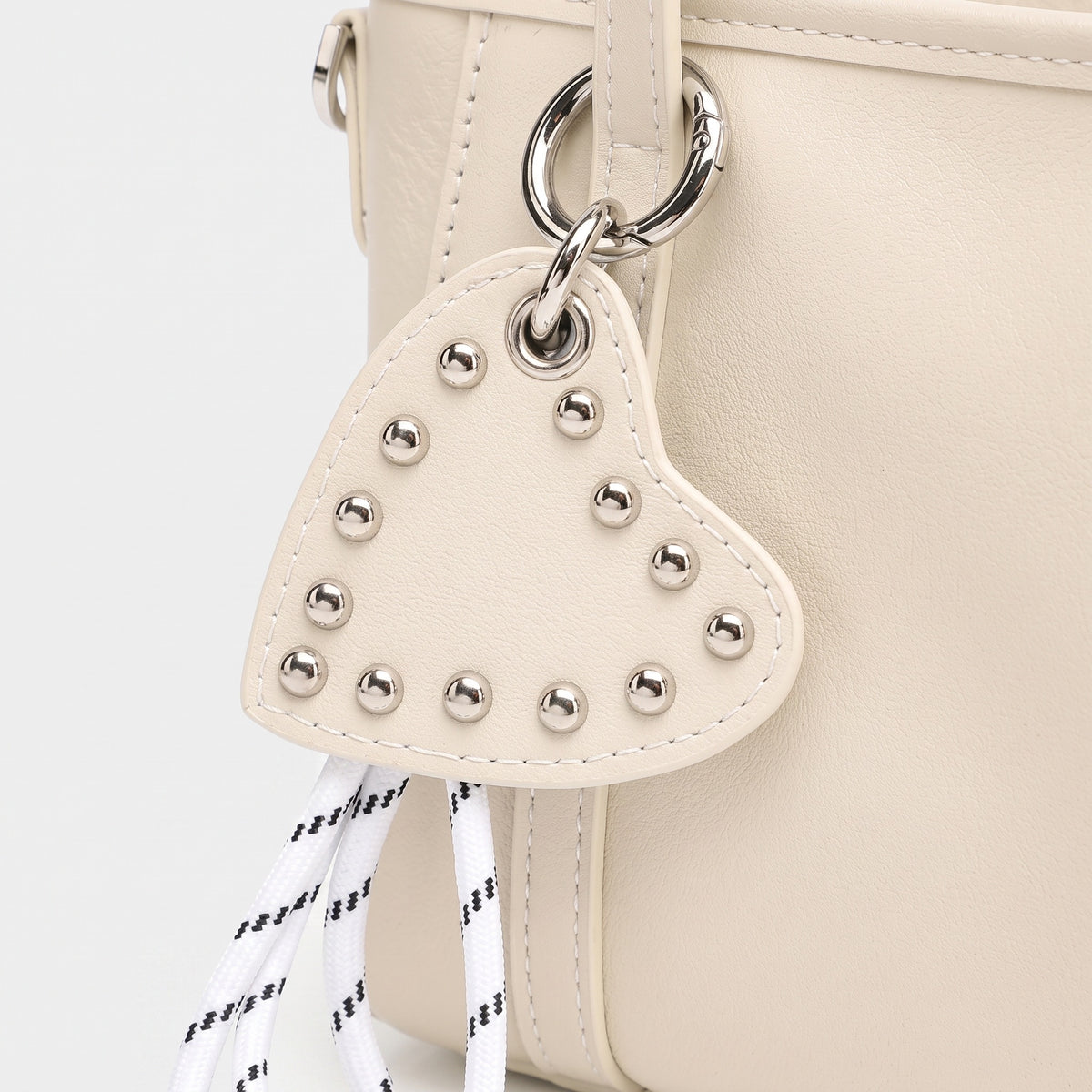 Mini tote a tracolla in vera pelle scolpita con distintivo cuore