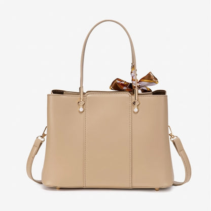Sac pochette intemporel en cuir écologique végan avec breloque foulard en soie
