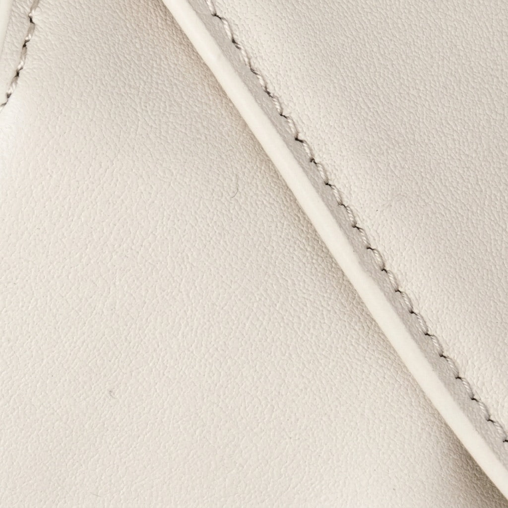 Borsa pochette a busta con patta, in vera pelle opaca e setosa