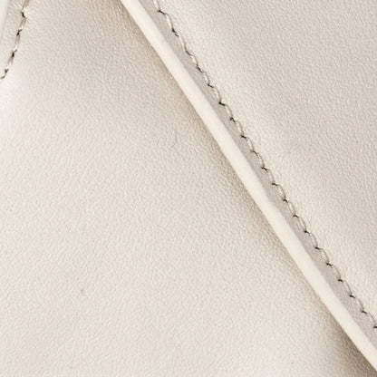 Borsa pochette a busta con patta, in vera pelle opaca e setosa