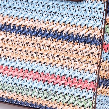 Borsa clutch a patta intrecciata a righe arcobaleno in ecopelle vegana con adorabile charm