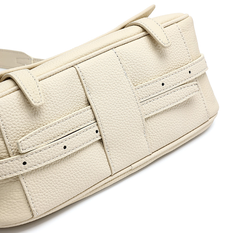 Borsa pochette baguette a patta in vera pelle martellata, dai toni delicati